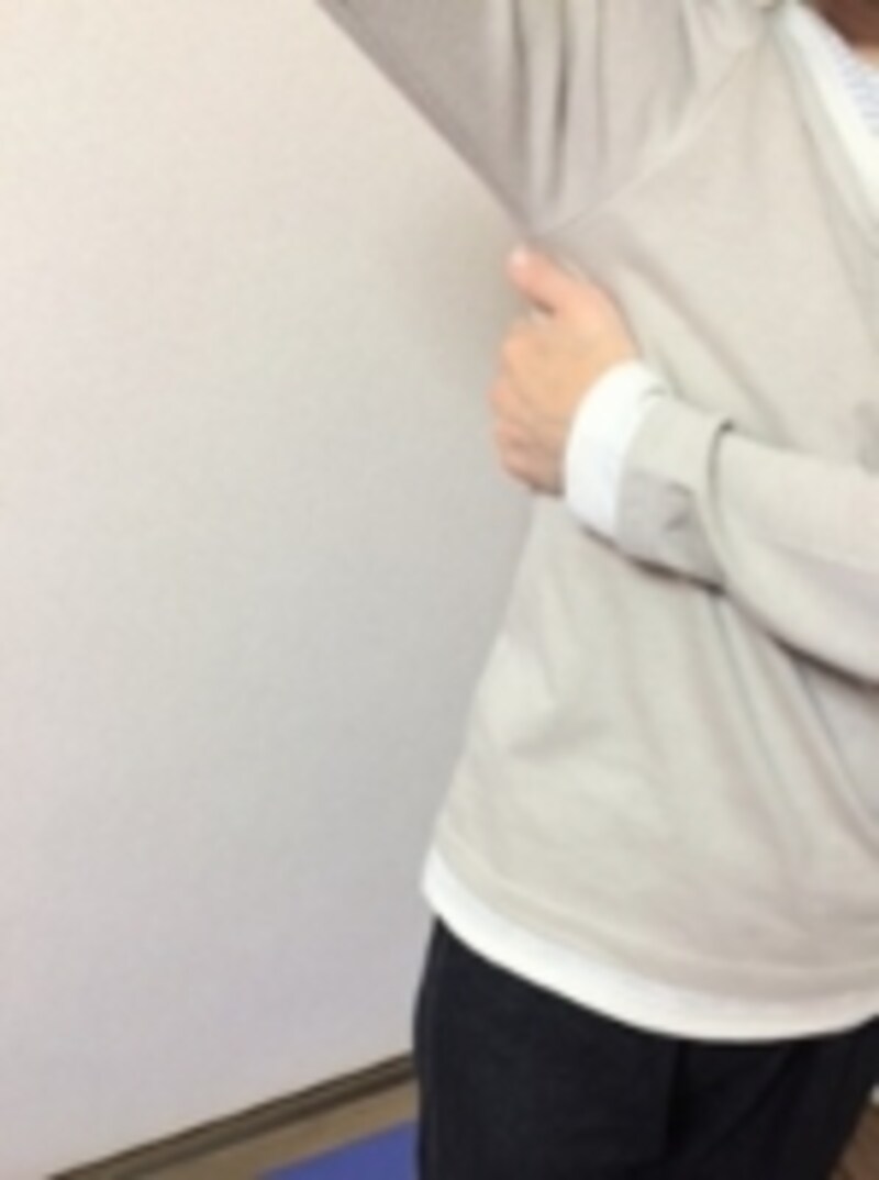 脇から肩甲骨に触れ大きく腕を動かすと肩甲骨の動きが確認できます