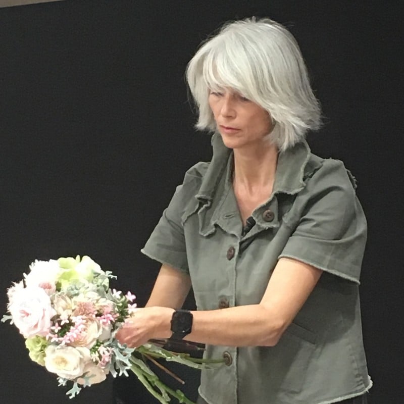来日生花で作るウエディングブーケレッスンを行ったクラリス・ベローさん。