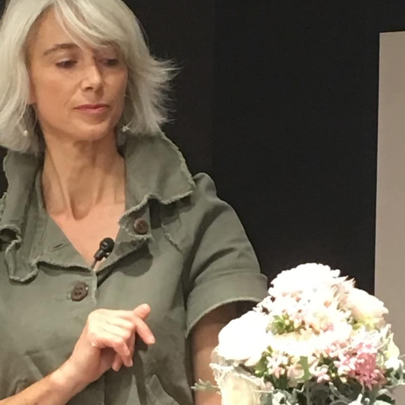 ウエディングブーケのナチュラルスタイルは、一つひとつの花をいかしてナチュラルに。