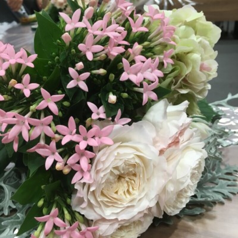 クラリスさんの選んだ花合わせはホワイトから薄いピンク、グリーンの上品なグラデーション。