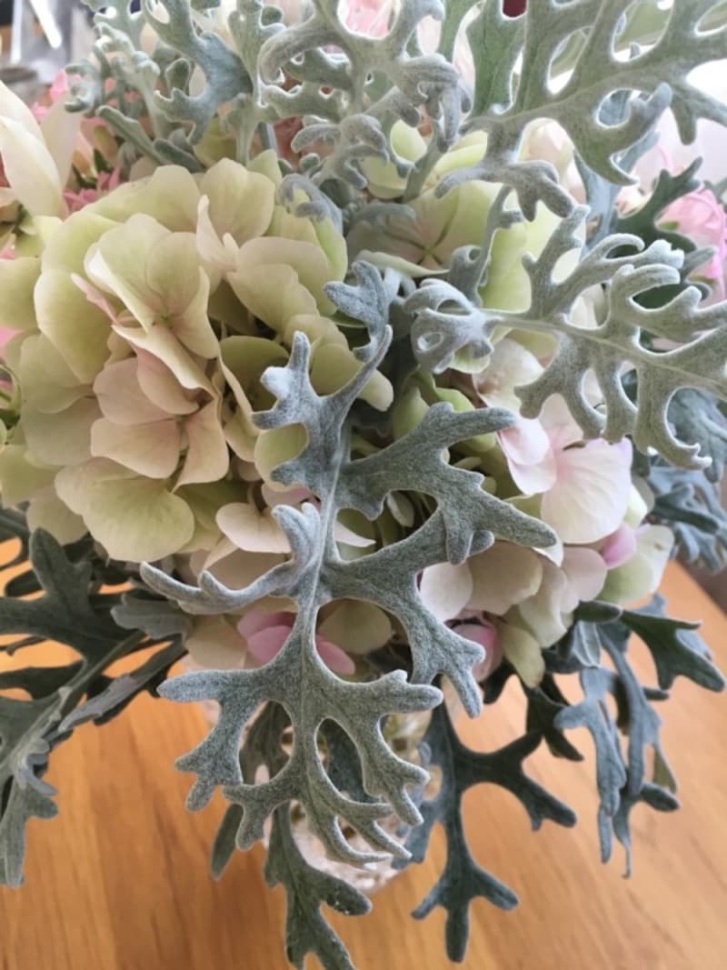 花のカラーグラデーションを考えて束ねていきましょう。