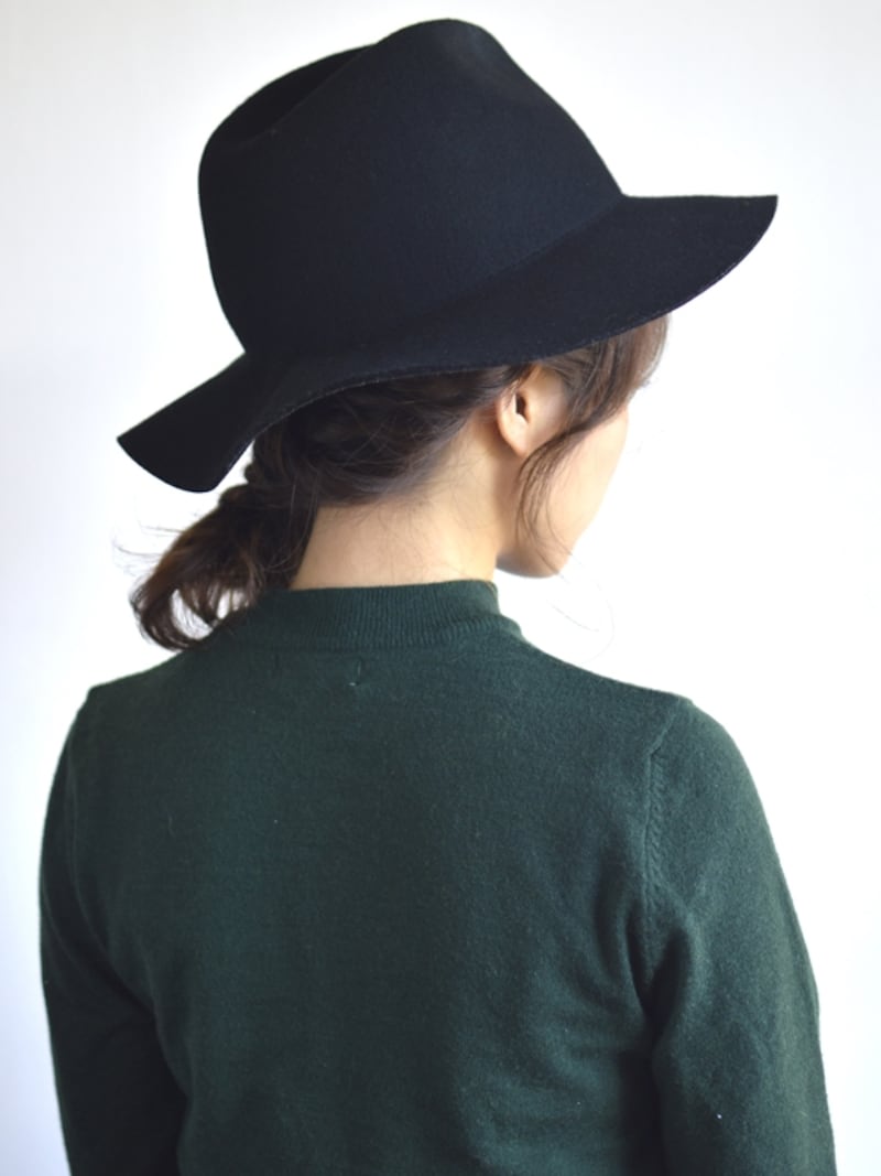 帽子に似合う!ミディアムヘアの簡単ハットアレンジ