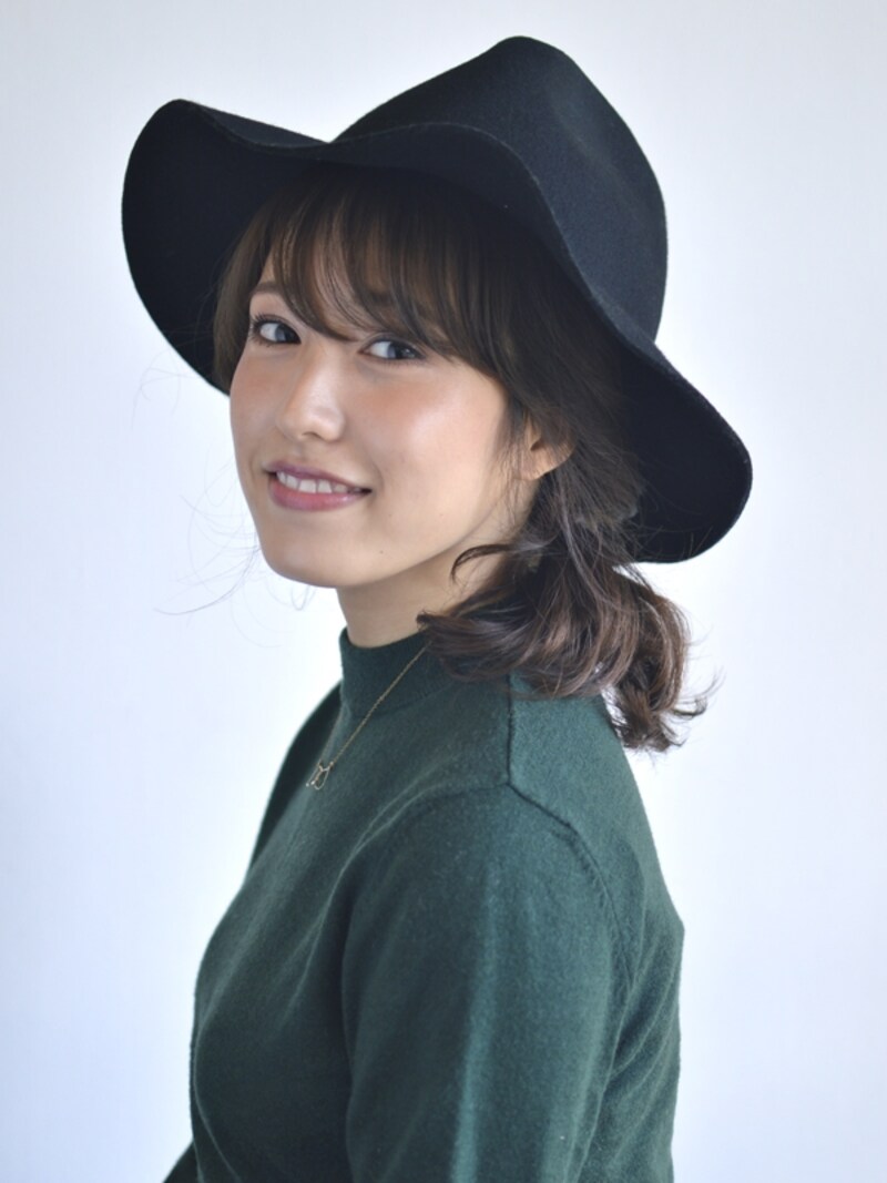 帽子に似合う!ミディアムヘアの簡単ハットアレンジ