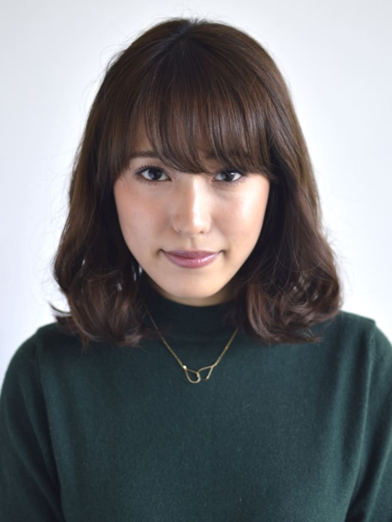 鎖骨下のミディアムスタイル