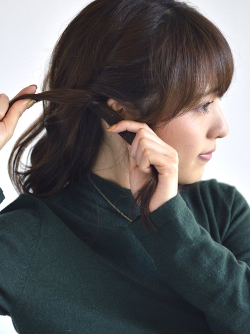 サイドの髪をねじりながら、後ろに向かってツイストしていく