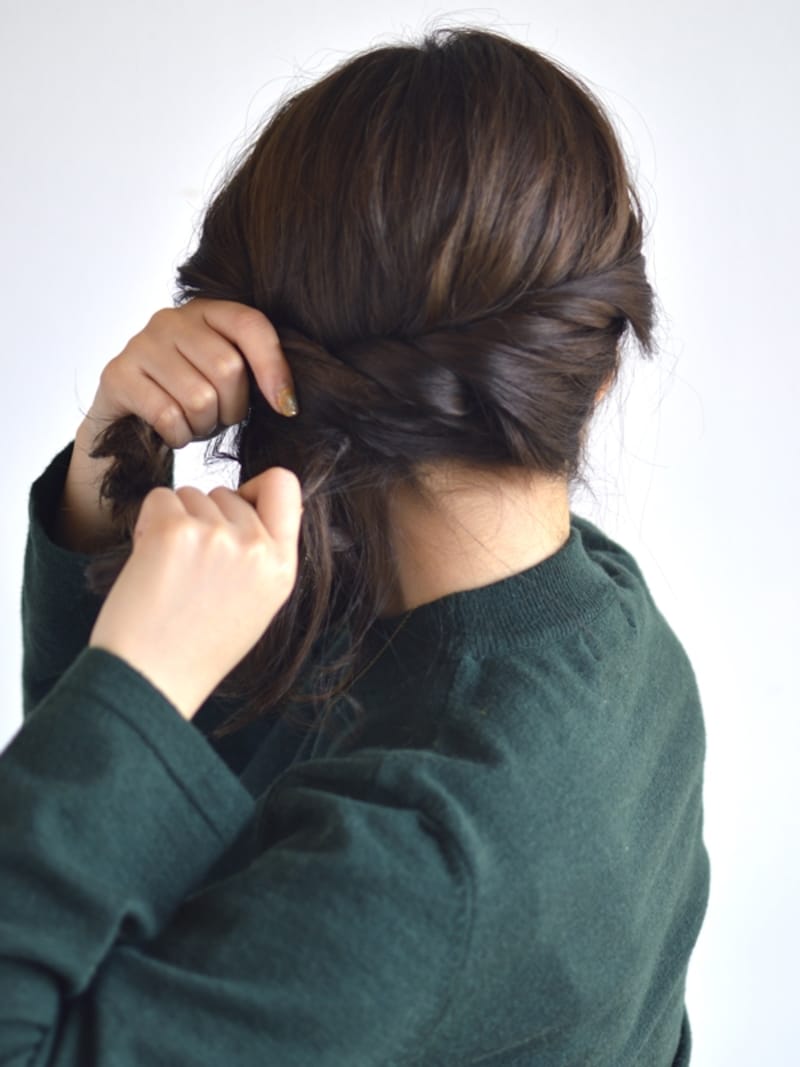 左の耳後ろまでねじっていく