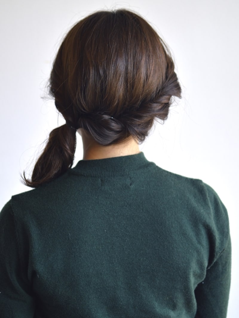 左の耳後ろで左右の毛束をまとめる