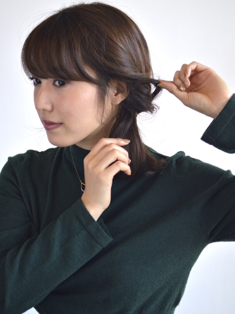 毛先を押さえながら表面を上に引き出す