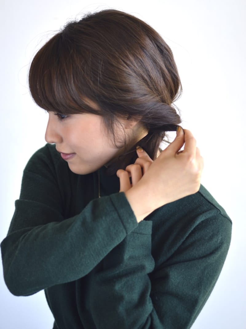 毛先の毛束から一束引き出してゴムに巻きつける