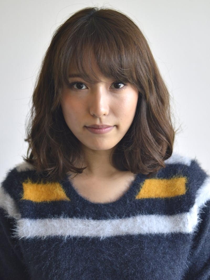 鎖骨ラインのミディアムスタイル