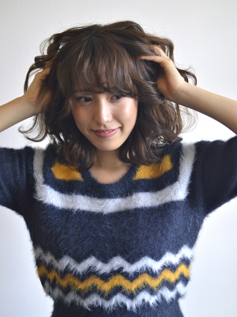 ワックスをつけて根元から空気を入れるようにくずす