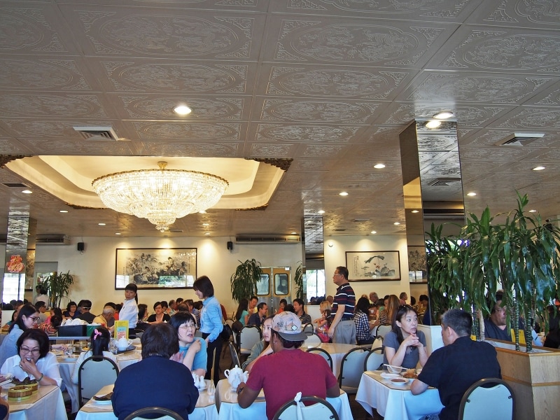 賑やかな店内。ワゴンが中国人ファミリーのテーブルを行き来する様子を見ていると、本場中国に居るような錯覚に