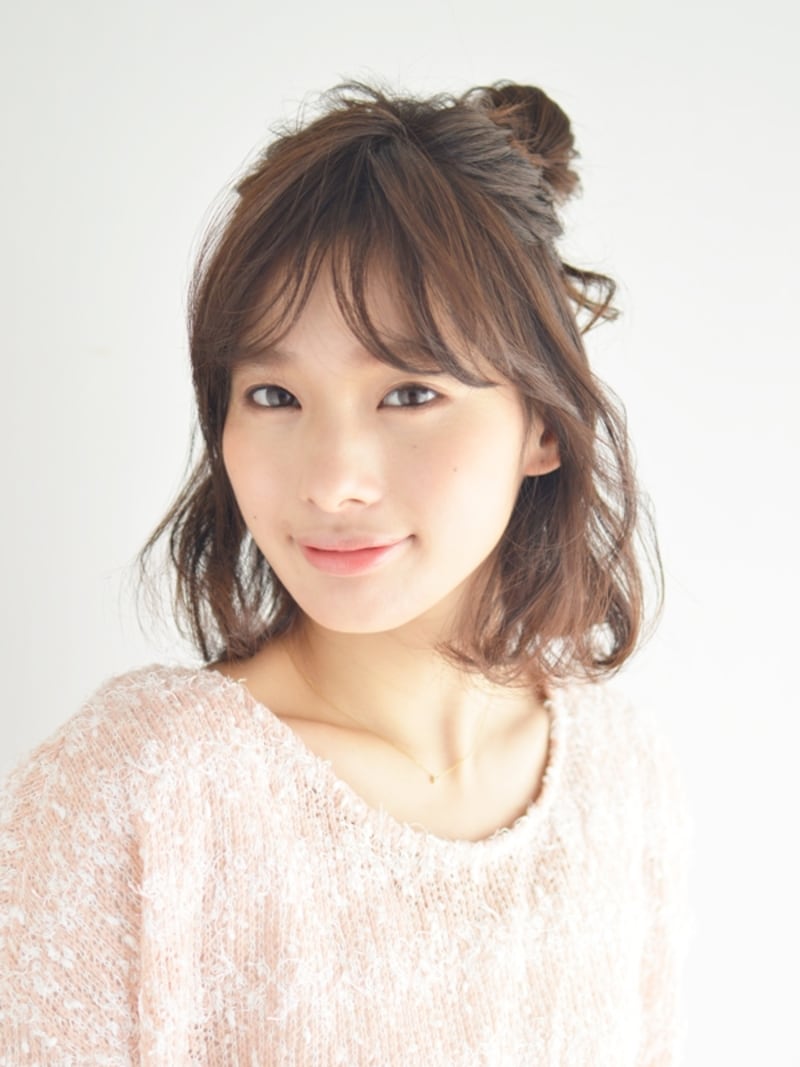 顔周りに後れ毛があると、ハーフアップお団子がよりこなれて見える