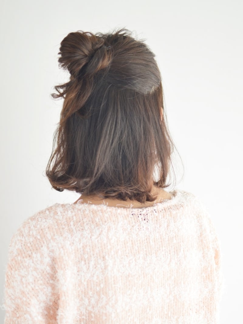 定番アレンジのハーフアップも、お団子で作ることで少し違った印象に