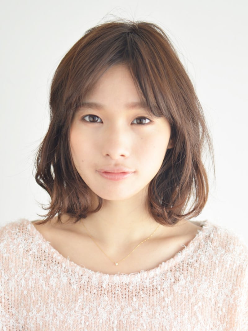 肩すれすれのミディアムボブスタイル