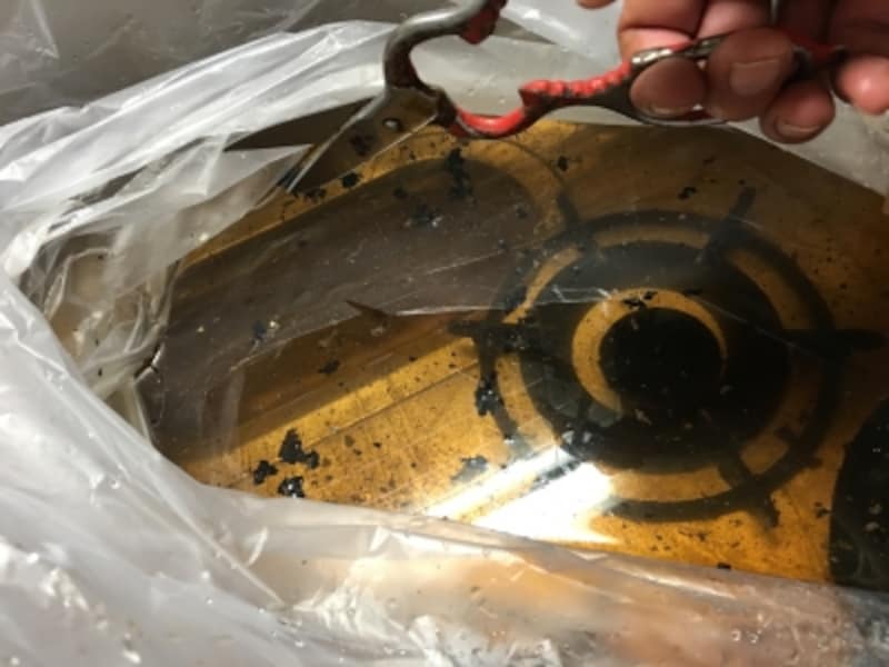 排水口の上をハサミでカットする