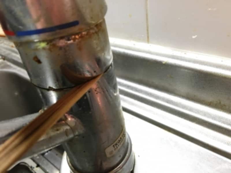 ストッキングで隙間の汚れをかき出す