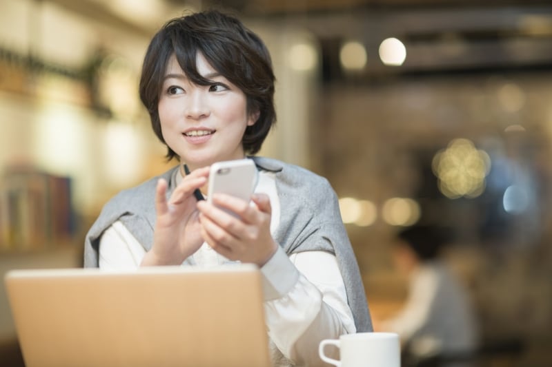 作業しながら横目で見る女性