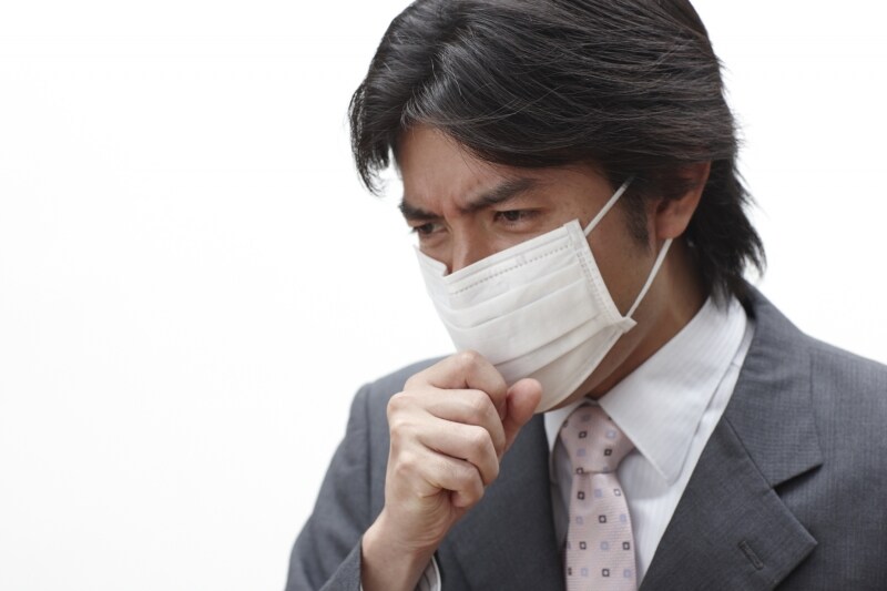 風邪でマスクをしている男性