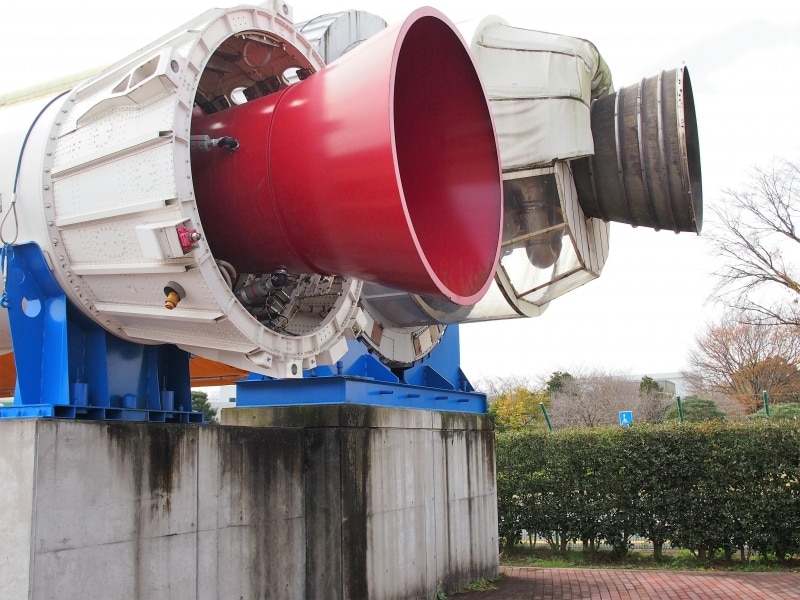 かなりの迫力だ。ちなみに奥がロケットエンジンで、手前は固定ロケットブースタだ