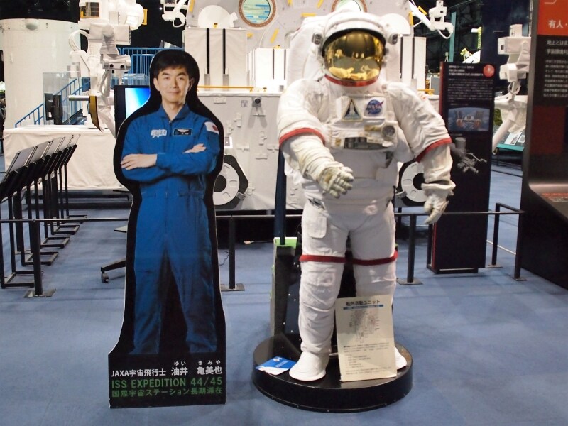 初めて見る宇宙服に興奮！