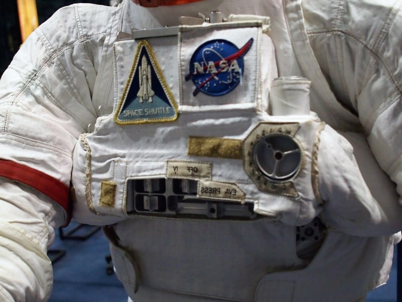 実は鏡文字になっている