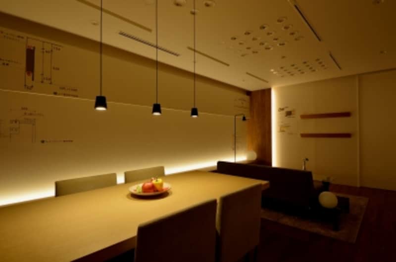 ショールームでは、リビングやダイニングなど部屋ごとに、どんなあかりをどのように取り付けたらいいのか、シミュレーションすることができます