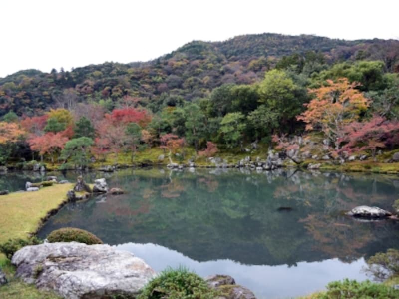 嵐山を借景にした曹源池庭園