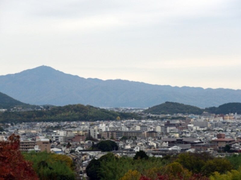 「市内展望台」からの眺望。奥に見える高い山が比叡山