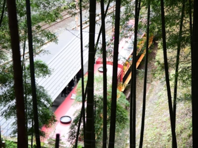 「トロッコ嵐山」駅に停車中のトロッコ列車