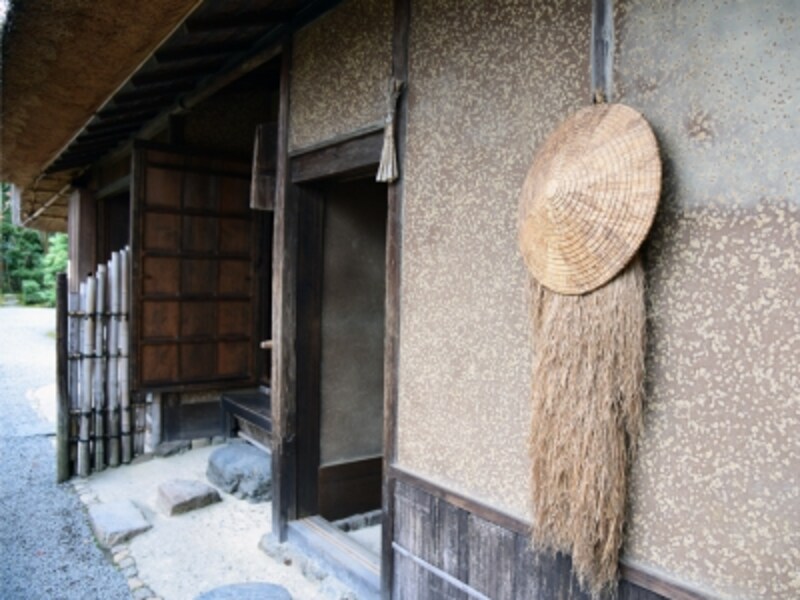 落柿舎建物入口の笠と蓑