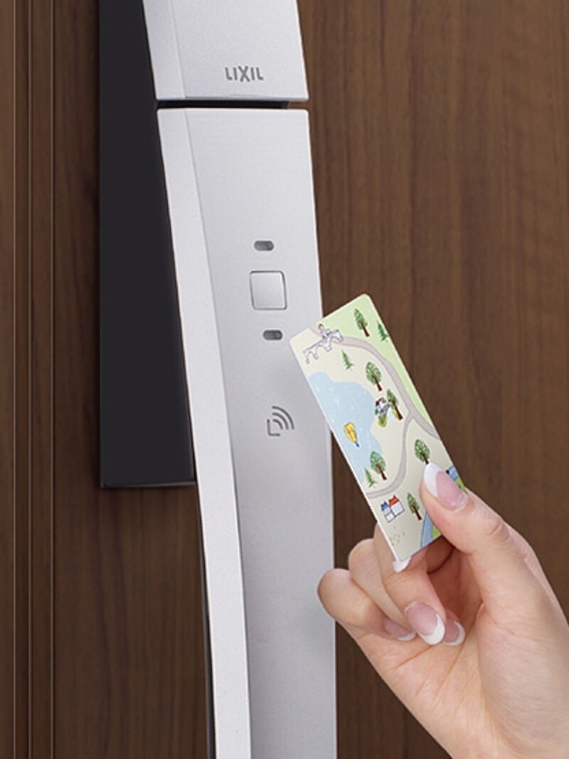 　カードをカギとして活用することが可能。ボタンを押して、かざすだけで施解錠できる。　[グランデル　エントリーシステム　カザスプラス（カード）]