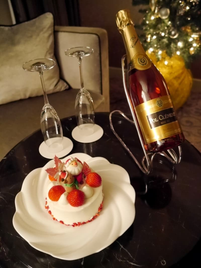 2人で楽しむには十分な大きさのクリスマスケーキとスパークリングワイン