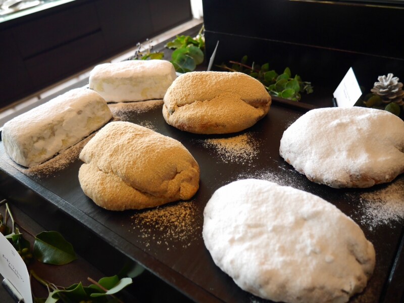 右：シュトーレン 中央：ボーネン・シュトーレン 左：シュバルツ・シュトーレン