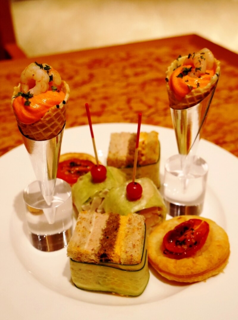 1段目：柚子胡椒ツナ&エッグundefinedサンドイッチ／パプリカムースのミニコーンundefinedシュリンプ添え／ターキーのライスペーパーロールundefinedクラムベリー／オニオンとトマトのミニピザ バジル風味