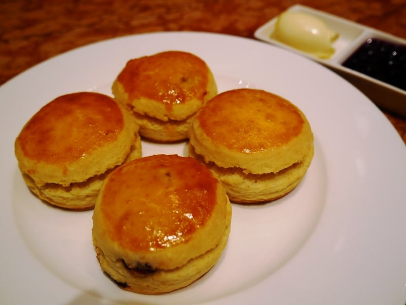 2段目：自家製undefinedスコーン／自家製undefinedレーズンスコーン／クロテッドクリームとブルーベリージャム付き