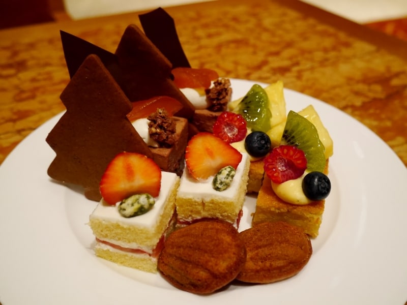 3段目：リンゴとチョコレートのムース／フルーツタルト／苺のショートケーキ／シナモンマドレーヌ