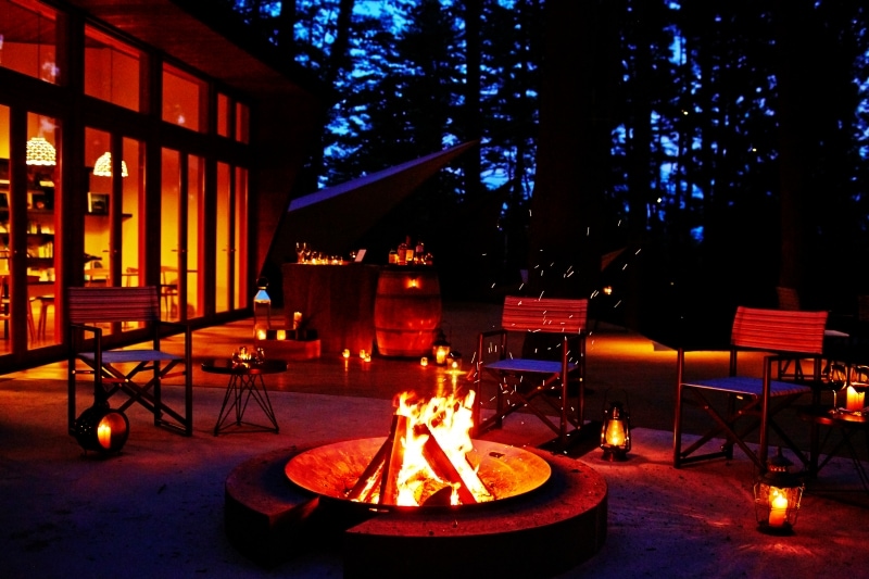 日本初のグランピングリゾート星のや富士の焚き火バー