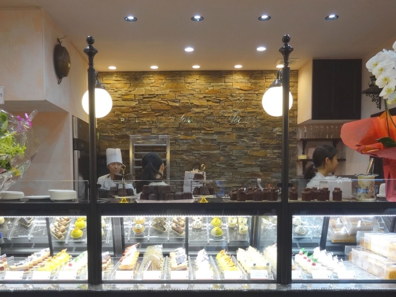 「パティスリー ヨシノリアサミ」の店内とショーケース