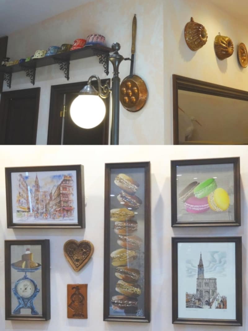 店内に飾られたお菓子の型や絵画