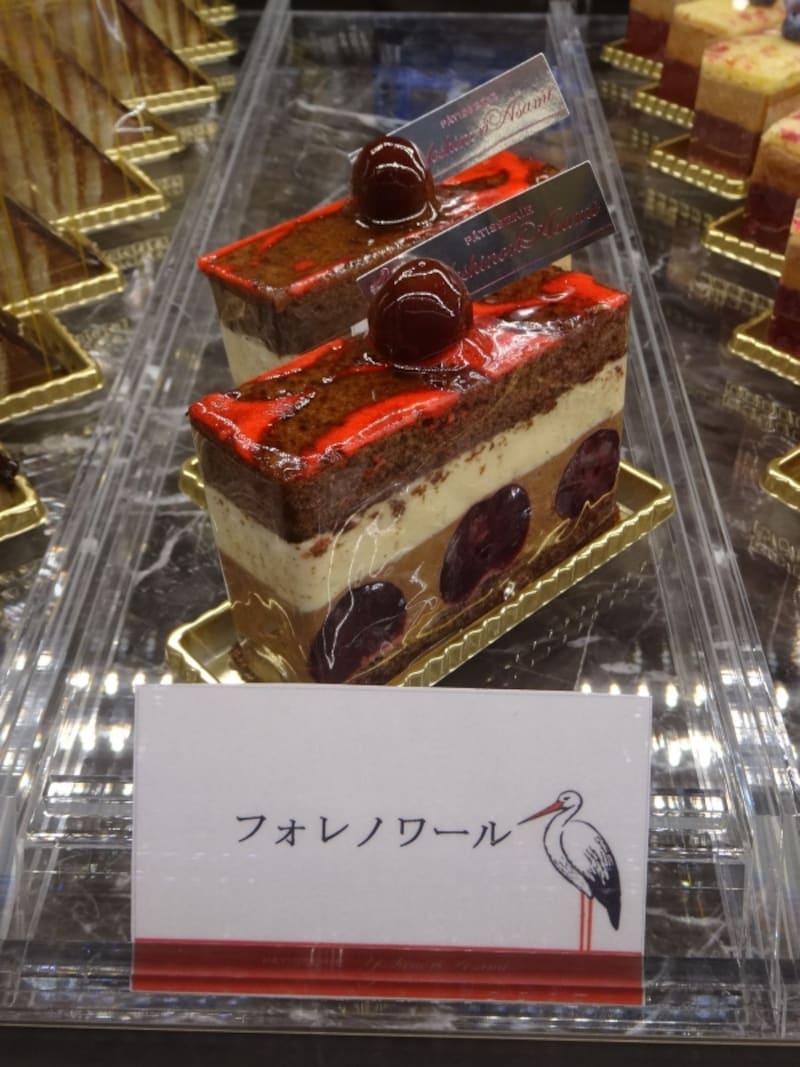「パティスリー ヨシノリアサミ」の「フォレノワール」（税込490円）