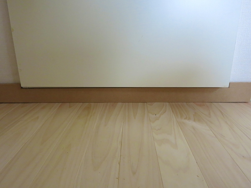 調整した巾木を適合部に合わせる2