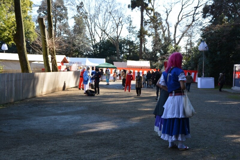 鷲宮神社の境内で記念撮影をするコスプレイヤー