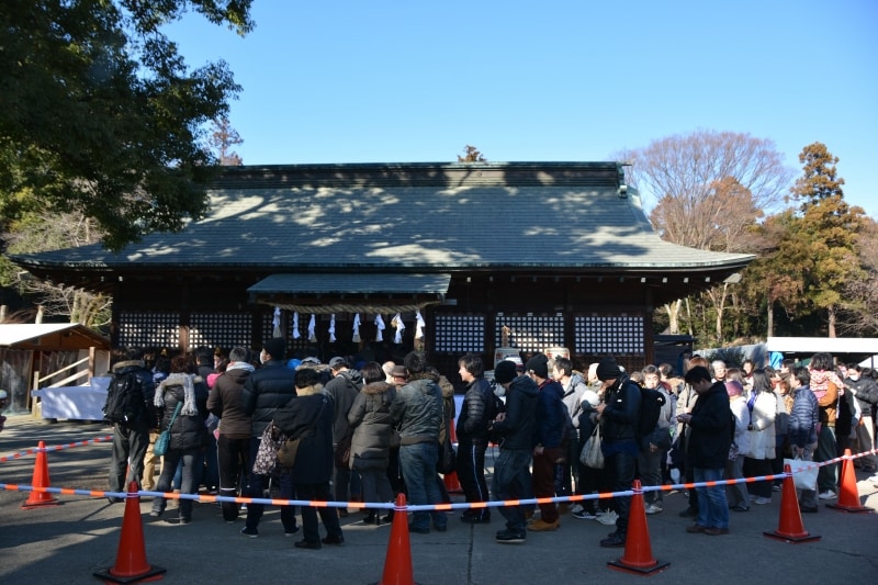 鷲宮神社拝殿に向かって参拝する初詣客