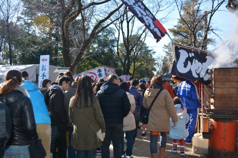 数えきれない人で埋め尽くされる鷲宮神社参道