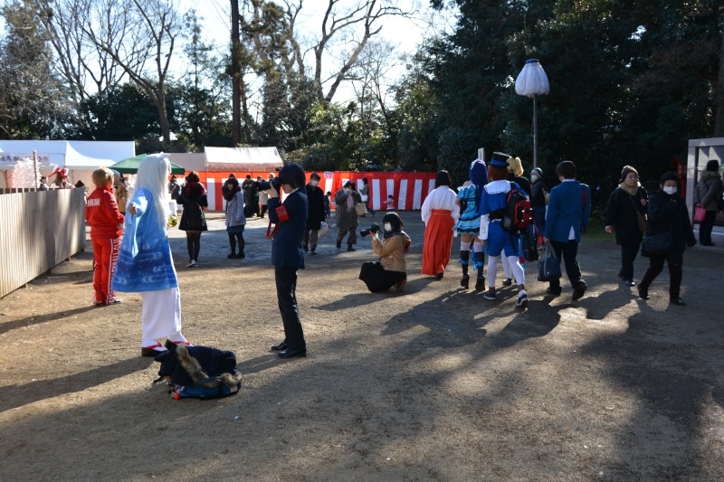 ユニークなアニメファッションに包まれる境内