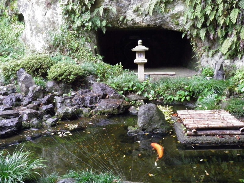 窓から望むコイの泳ぐ池ややぐら