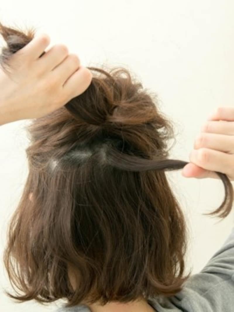 ゴムに巻きつけていくので適量をすくいます