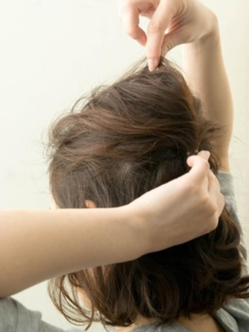 こまかく毛束を引き出し、締まってる部分とゆるくなっている部分のメリハリをつくります