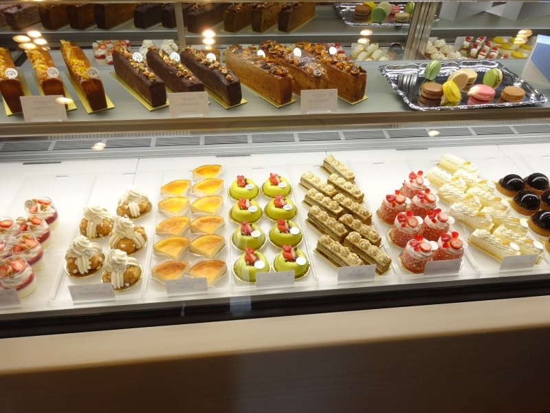 「Ryoura」のショーケースに並ぶ華やかなお菓子